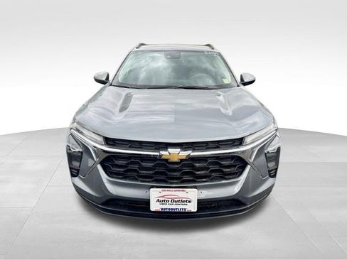 Used 2025 Chevrolet Trax LT FWD image 2
