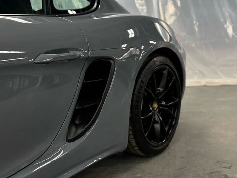 Used 2024 Porsche 718 Cayman w/ Premium Package image 21