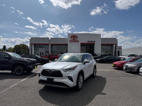 Used 2024 Toyota Highlander Platinum AWD/4WD image 1