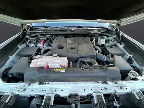 Used 2022 Toyota Tundra SR5 AWD/4WD image 32