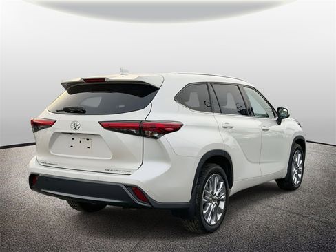 Used 2021 Toyota Highlander Limited image 2