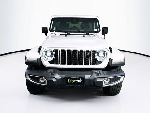 Used 2025 Jeep Wrangler Sahara image 2