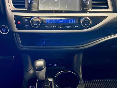 Used 2019 Toyota Highlander SE AWD/4WD image 12