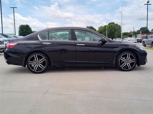 Used 2017 Honda Accord Touring image 8