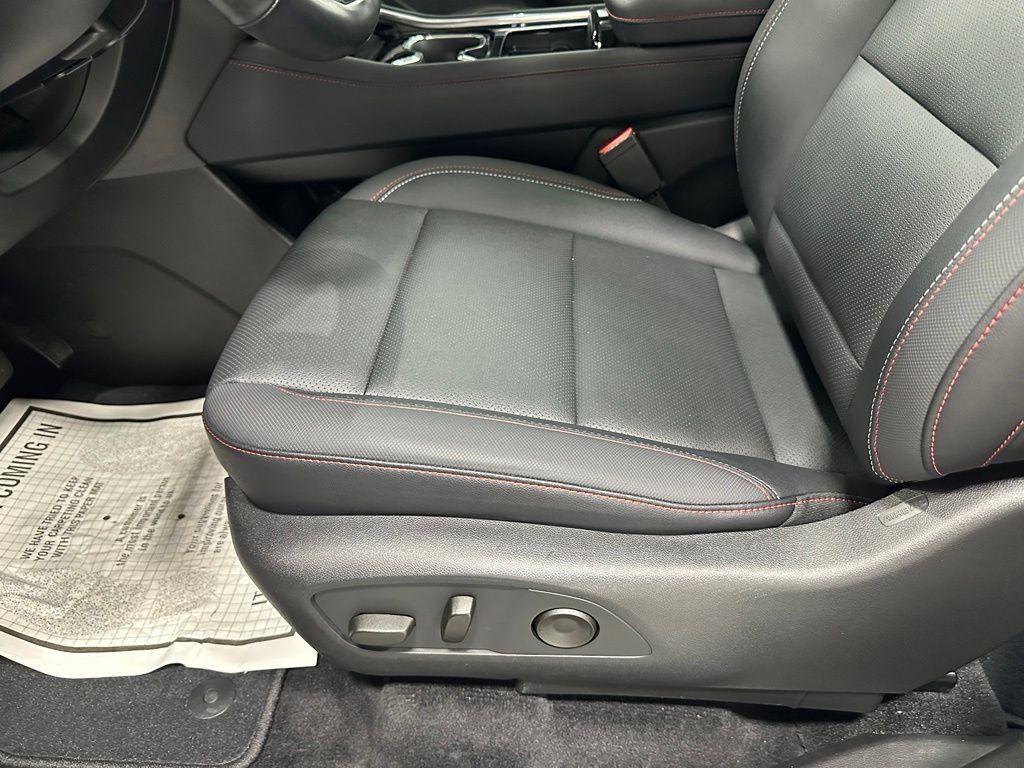 Used 2025 Chevrolet Traverse Z71 w/ Driver Confidence Package AWD/4WD image 13
