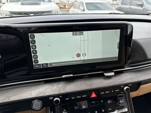 Used 2024 Kia Carnival EX image 18