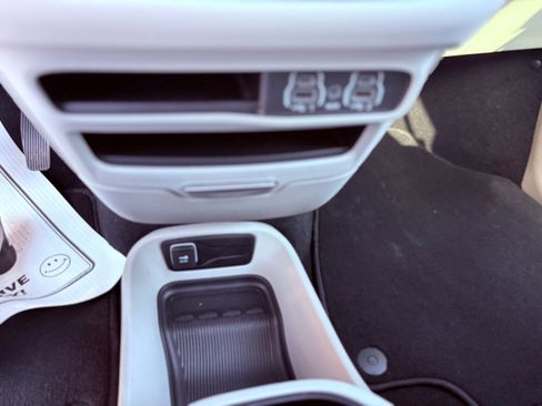 Used 2024 Chrysler Pacifica Touring-L image 27