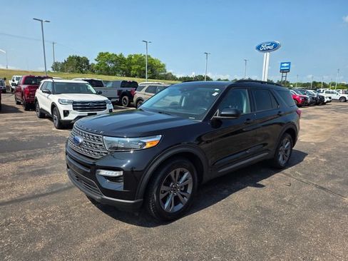 Used 2022 Ford Explorer XLT w/ Equipment Group 202A AWD/4WD image 3