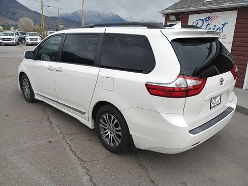 Used 2019 Toyota Sienna XLE w/ XLE Navigation Package FWD image 3