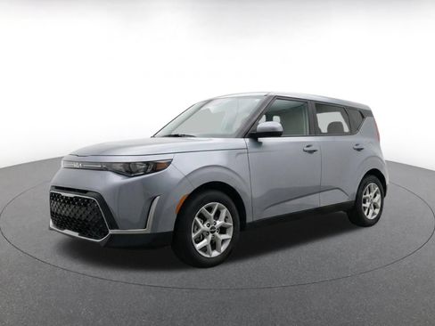 Used 2025 Kia Soul LX w/ LX Technology Package FWD image 3
