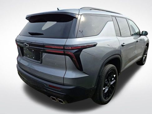 Used 2025 Chevrolet Traverse LT w/ Enhanced Driving Package image 4