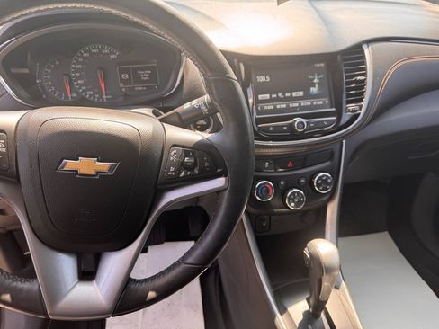 Used 2017 Chevrolet Trax LT w/ LT Convenience Package FWD image 3