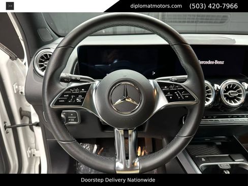 Used 2024 Mercedes-Benz EQB 300 4MATIC image 27