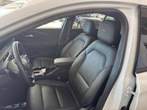 Used 2025 Buick Envista Sport Touring image 36