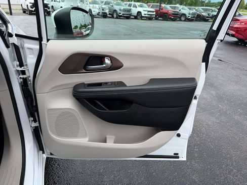 Used 2022 Chrysler Voyager LX FWD image 22