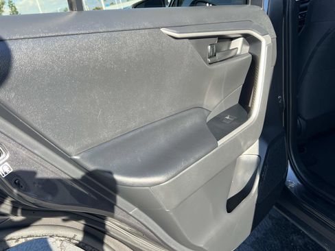 Used 2019 Toyota RAV4 LE image 21