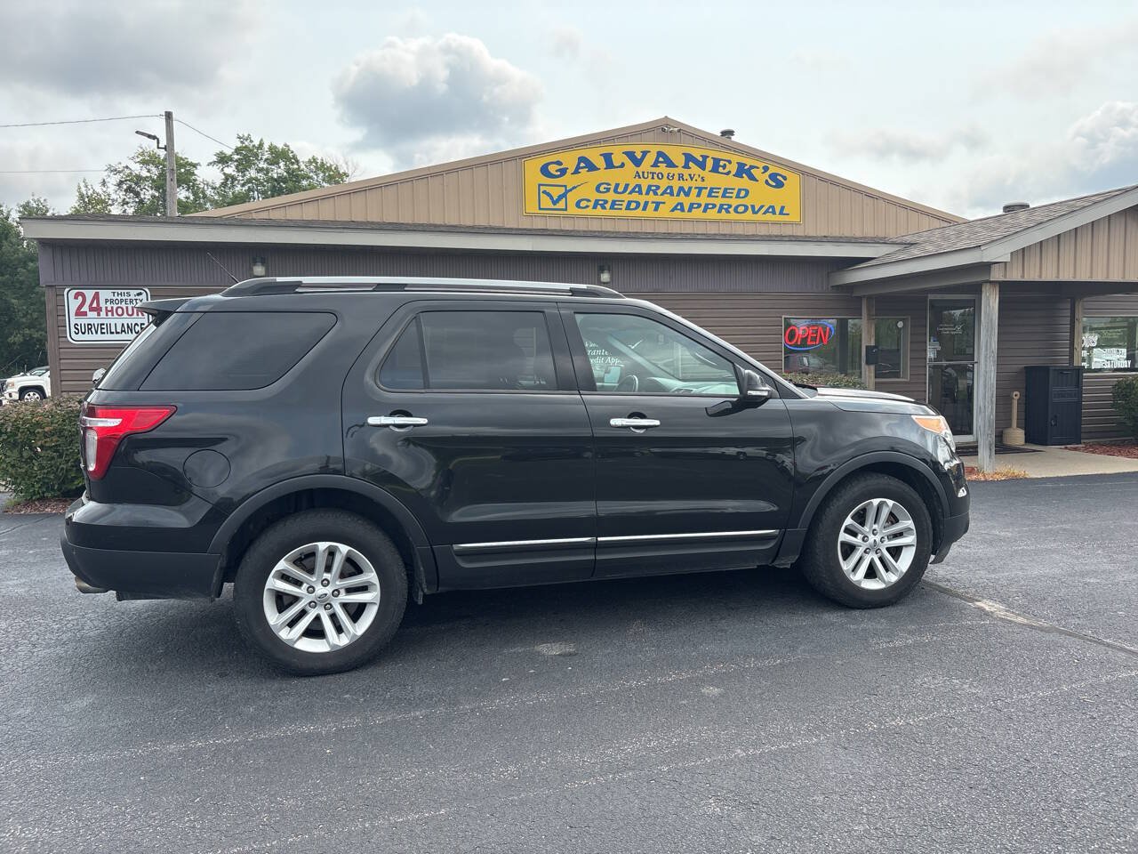 Used 2014 Ford Explorer XLT w/ Equipment Group 202A AWD/4WD image 4