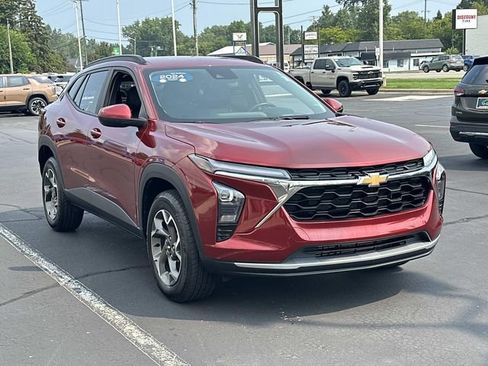 Certified 2024 Chevrolet Trax LT w/ Driver Confidence Package FWD image 2
