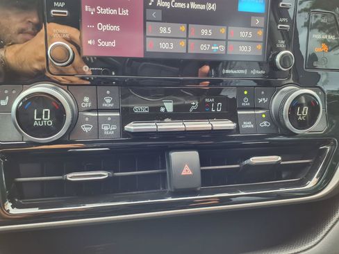 Used 2022 Toyota Highlander XLE FWD image 9