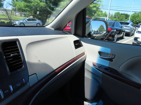Used 2014 Toyota Sienna XLE FWD image 22