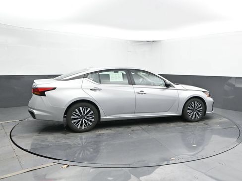 Used 2024 Nissan Altima 2.5 SV FWD image 11