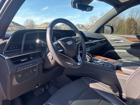 Certified 2024 Cadillac Escalade ESV Premium Luxury image 16