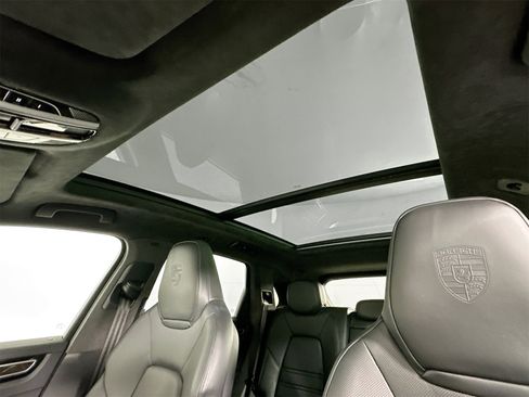 Certified 2022 Porsche Cayenne Turbo image 35
