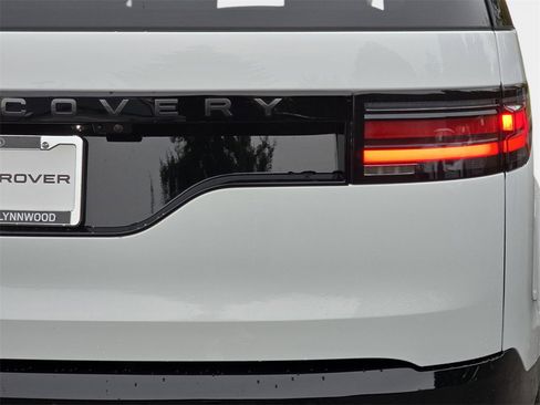 New 2025 Land Rover Discovery Dynamic SE image 37