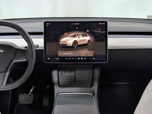 Used 2022 Tesla Model Y Long Range image 25