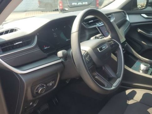 Used 2023 Jeep Grand Cherokee Laredo w/ Luxury Tech Group I AWD/4WD image 7