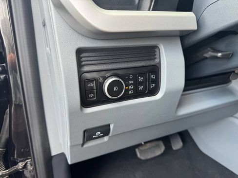 Used 2025 Ford F250 XLT w/ Black Appearance Package AWD/4WD image 4