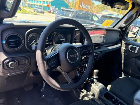 Used 2024 Jeep Wrangler Unlimited Rubicon 4xe w/ Convenience Group AWD/4WD image 10