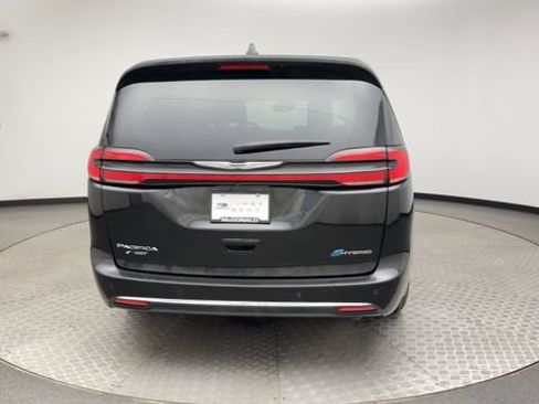Used 2024 Chrysler Pacifica Limited FWD image 3