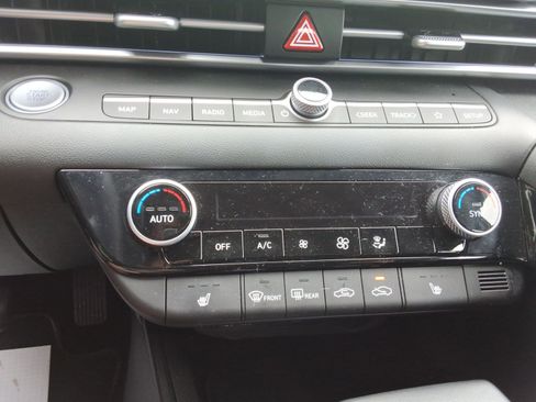 Used 2025 Hyundai Elantra SEL FWD image 17
