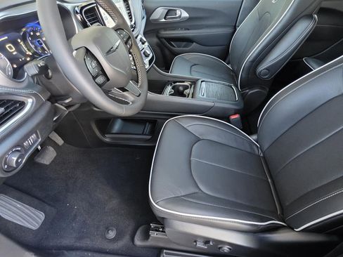 New 2026 Chrysler Pacifica Limited w/ Uconnect Theater Family Group AWD/4WD image 7