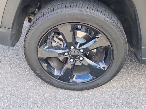 Used 2023 Jeep Grand Cherokee Altitude image 9