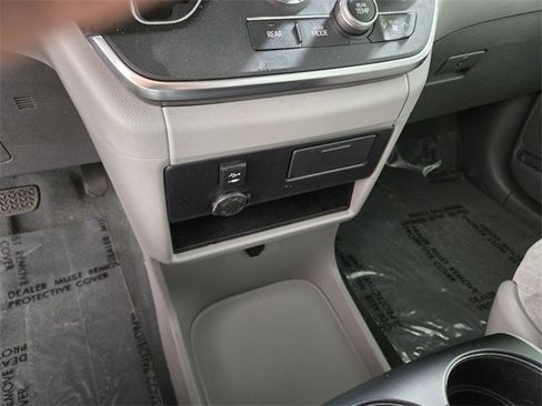 Used 2019 Toyota Sienna LE image 34