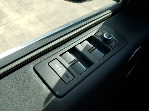 Used 2020 Land Rover Discovery SE image 24