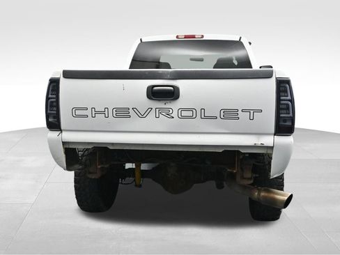 Used 2005 Chevrolet Silverado 2500 W/T w/ Heavy-Duty Power Package AWD/4WD image 4