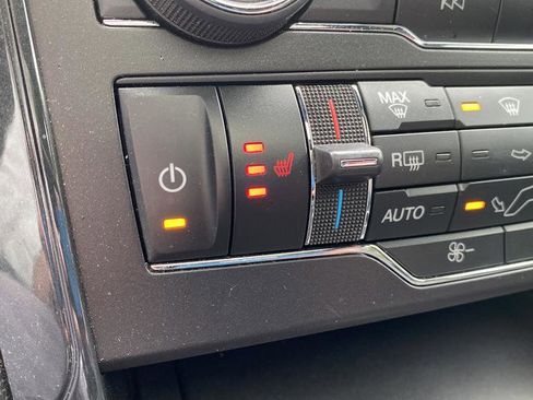 Used 2018 Ford Explorer XLT w/ Equipment Group 202A AWD/4WD image 32