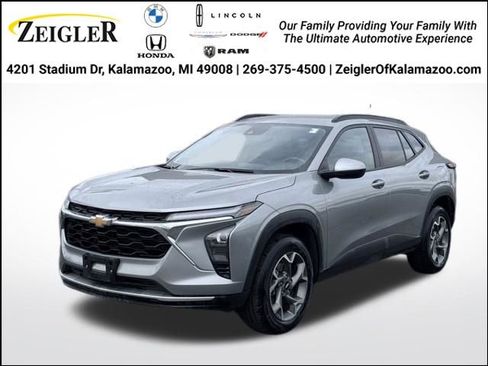 Used 2025 Chevrolet Trax LT w/ LT Convenience Package FWD image 1