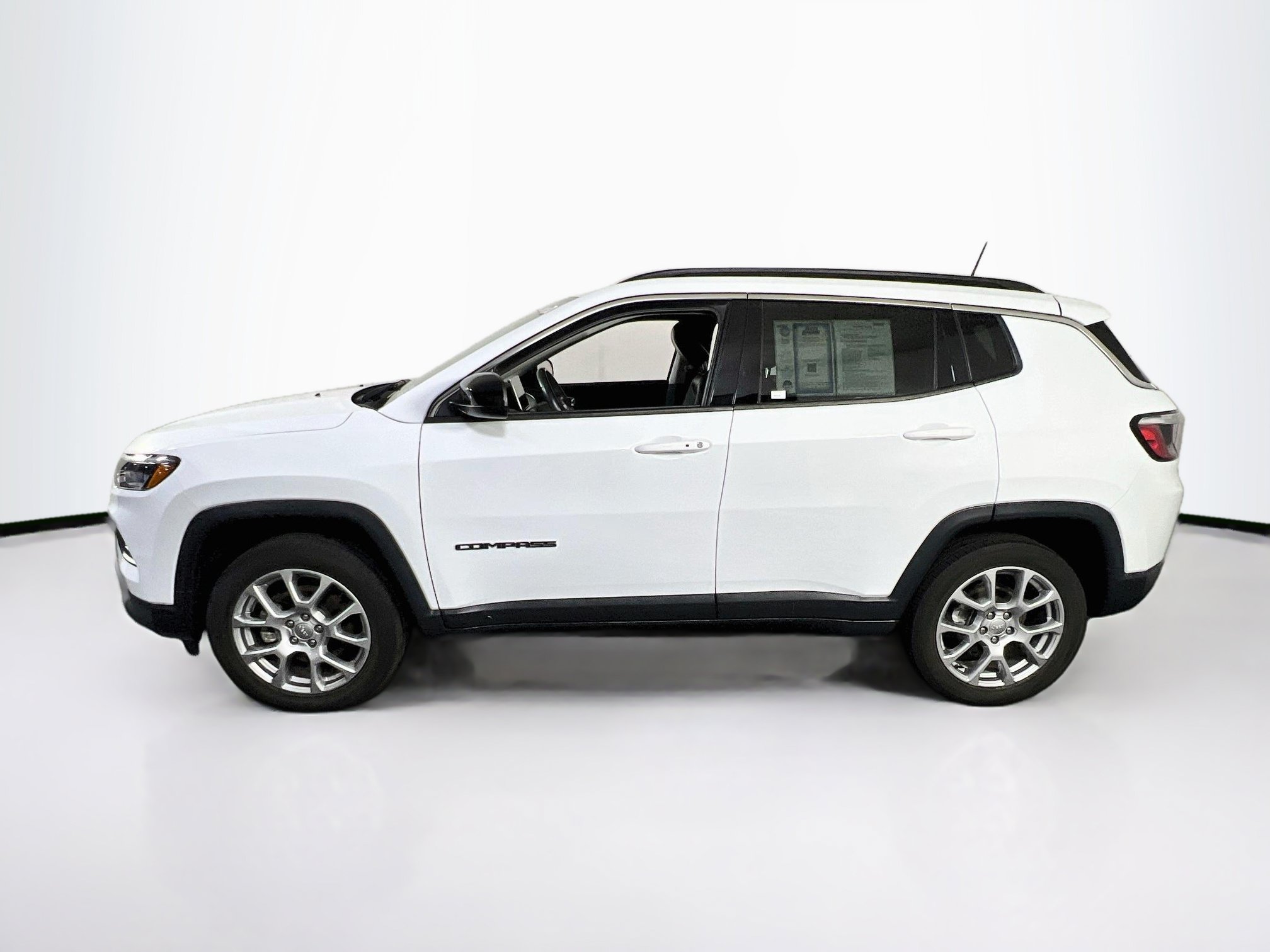 Used 2022 Jeep Compass Latitude w/ Sun and Sound Group AWD/4WD image 8
