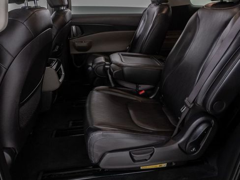 Used 2025 Kia Carnival FWD image 28