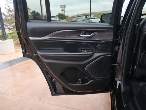 Used 2022 Jeep Grand Cherokee Overland image 9