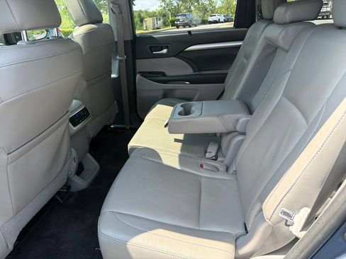 Used 2018 Toyota Highlander XLE AWD/4WD image 11