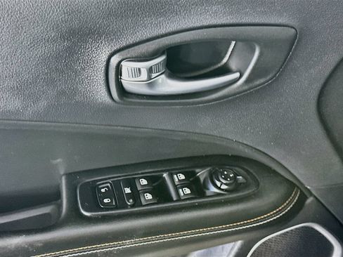 Used 2019 Jeep Compass Latitude w/ Cold Weather Group AWD/4WD image 24