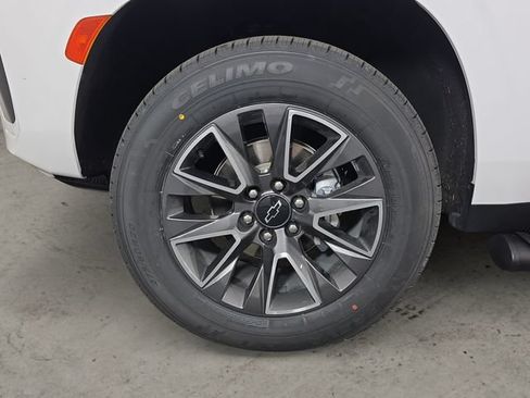 Certified 2023 Chevrolet Suburban Z71 w/ Luxury Package AWD/4WD image 9