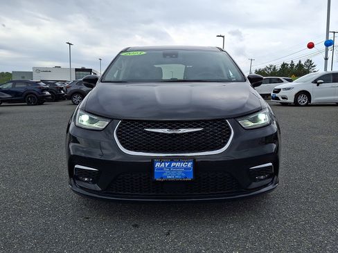 Used 2023 Chrysler Pacifica Touring-L FWD image 2