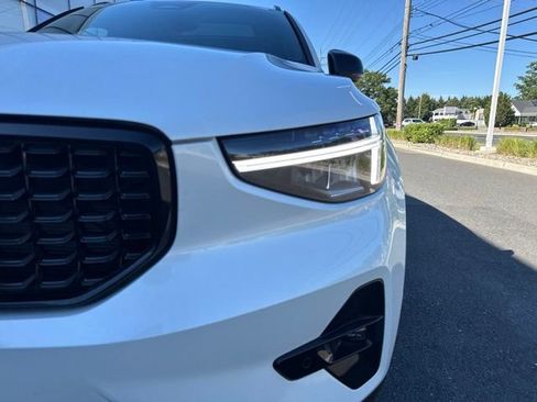 Certified 2025 Volvo XC40 B5 Plus AWD/4WD image 8