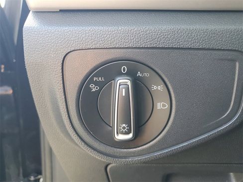 Used 2021 Volkswagen Atlas SE image 32